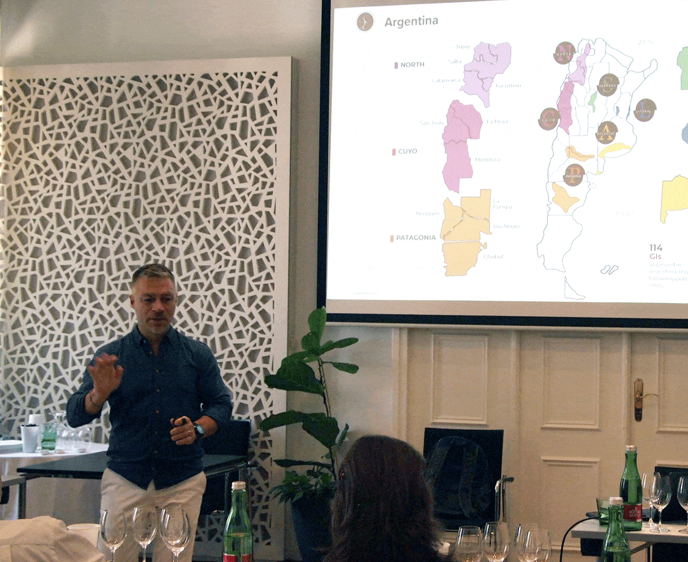 Luciano Wehrli presentando un flight de vinos blancos
